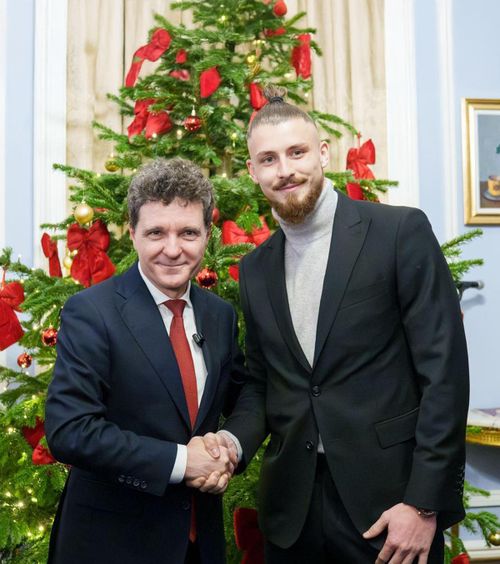 Drăgușin, întâlnire cu Nicușor Dan  Fundașul naționalei s-a fotografiat cu   președintele:  „E dificil, am făcut asta la 16 ani”