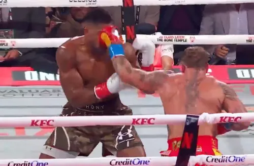 Lovitură reușită de Jake Paul în meciul cu Anthony Joshua (FOTO: captură Netflix)