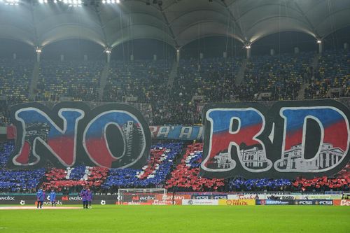 Scenografia galeriei lui FCSB, din derby-ul cu Rapid (FOTO: GOLAZO.ro)