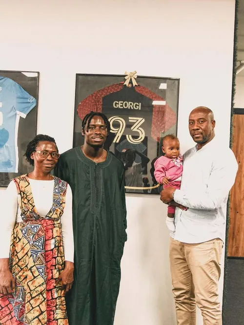 Georgi Minoungou, internaționalul din Burkina Faso care joacă fotbal cu un singur ochi. Foto: Instagram, @georgiinho11