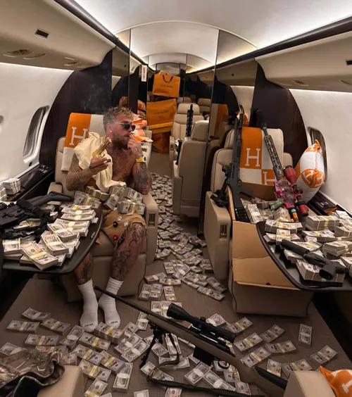 Jake Paul, bani și arme în avion    FOTO:  Postare   controversată  făcută de starul american, după ce a fost trimis la podea de Anthony Joshua