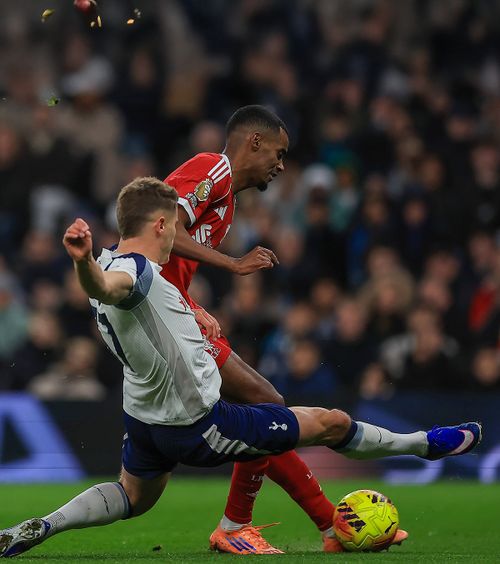 Accident grav. Acuzații!    Ce leziune a suferit cel mai scump jucător  din Premier după atacul brutal al colegului lui Drăgușin