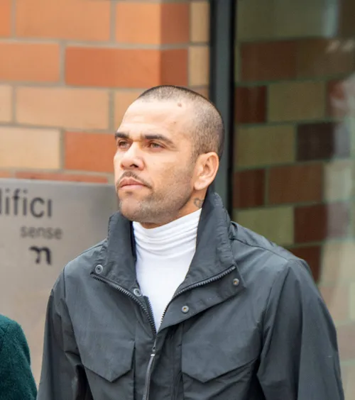 Dani Alves revine!  Ajuns la 42 de ani, fostul fundaș de la Barcelona vrea   să joace din nou fotbal.  A făcut deja primul pas