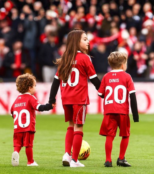 Moment emoționant pe Anfield    Copiii lui Diogo Jota  au intrat pe teren înainte de Liverpool - Wolves » Gest superb făcut de Van Dijk