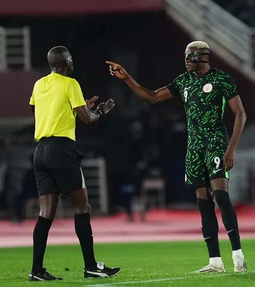 Osimhen, celebrare controversată    FOTO:   Cum a ales starul Nigeriei   să sărbătorească golul  de la Cupa Africii » Arbitrul l-a sancționat
