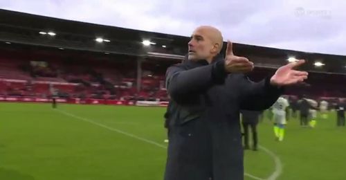 Pep Guardiola, deranjat din nou de un cameraman, după Nottingham Forest - Man. City 1-2. Foto: Captură X/TheScreenshotLad