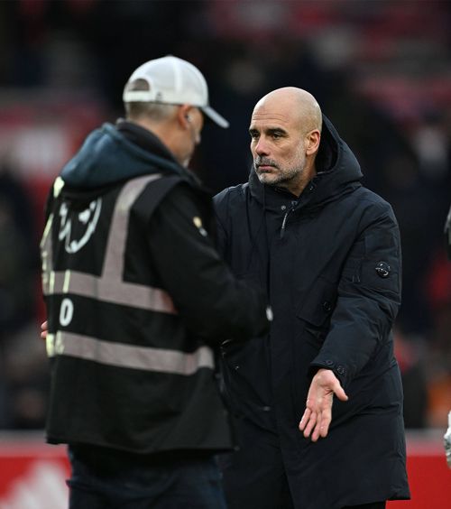 Guardiola recidivează    FOTO:  Antrenorul lui Manchester City,   moment tensionat  după victorie » L-a privit cu dispreț