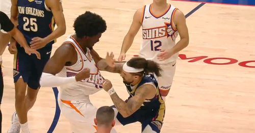 Bătaia dintre José Alvarado și Mark Williams în meciul dintre Pelicans și Suns din NBA. Foto: Captură X/Hoop Central