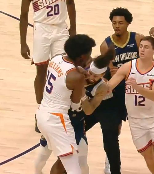 S-au luat la bătaie pe teren!    VIDEO:  Nu i-a păsat că adversarul e cu un cap mai înalt decât el și   l-a lovit cu pumnul în față  » De la ce a pornit totul