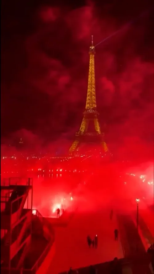 40 de suporteri ai celor de la PSG au fost reținuți de poliție după ce au aprins torțe și fumigene la Turnu Eiffel Foto X .jpeg