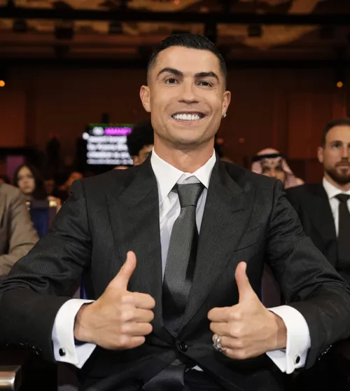Ronaldo a atras toate privirile     FOTO.  Accesoriul cu care portughezul a făcut senzație la gala   Globe Soccer Awards  » Costă 700.000 de euro