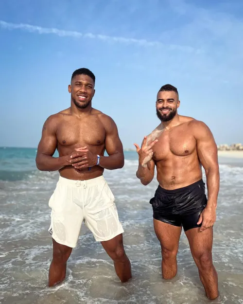 Anthony Joshua și Latif Ayodele. Foto: The Sun