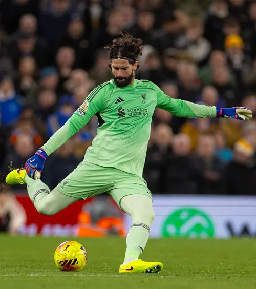 Alisson, gafă de amatori    FOTO:   Portarul lui   Liverpool  a fost aproape să ia gol după o greșeală nepermisă » Reacțiile fanilor: „E încă mahmur”