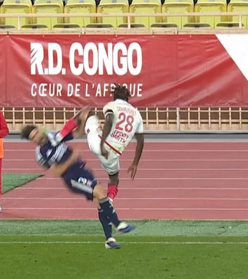 Intrare horror în Ligue 1     FOTO:   Tagliafico, pus la pământ de un   fault brutal  al lui Mamadou Coulibaly, în Monaco - Lyon