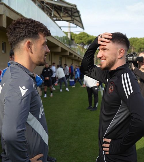 Revedere savuroasă    FOTO-VIDEO.  Maxim și Sorescu, îmbrățișări zgomotoase cu Grozav și Hanca și   glume pe teren  înainte de Gaziantep - Petrolul