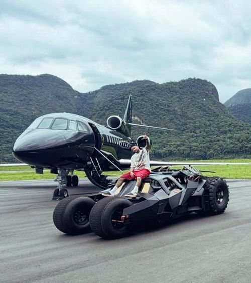 Neymar și-a etalat flota de 50 mil. €    FOTO.  Avion privat, elicopter și   o replică a mașinii lui Batman!  Ce mai include colecția