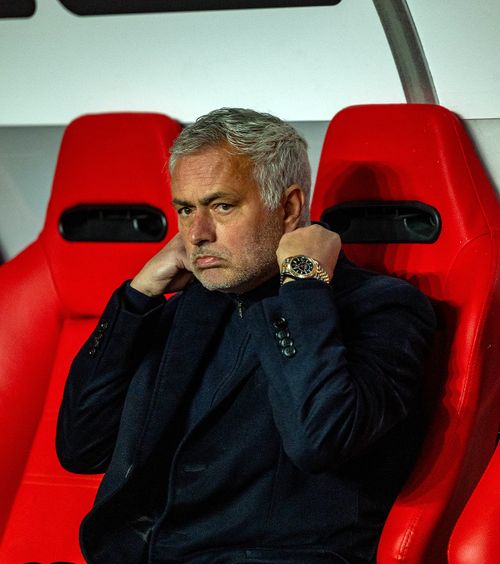 „Construiți un bordel!”    FOTO.  Fanii   au taxat dur  Benfica după eliminarea rușinoasă din Cupa Ligii + Mourinho și-a distrus jucătorii