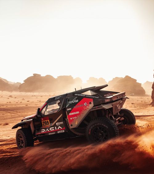 Dacia, din nou în TOP 5 la Dakar   Dezvăluirea lui Sebastian Loeb:   „Mi-a fost teamă”  » Cum s-au descurcat piloții Dacia în etapa #5 + clasamentul general