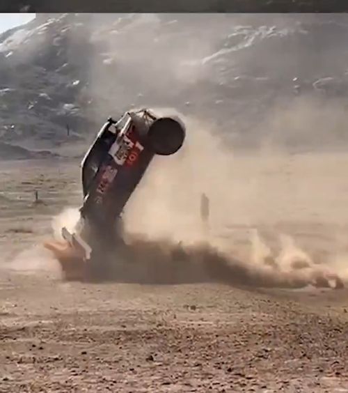 Accident teribil la Dakar!    FOTO.  O mașină   s-a răsturnat violent   din cauza unei greșeli a organizatorilor » Pilotul avertizase că se va întâmpla asta