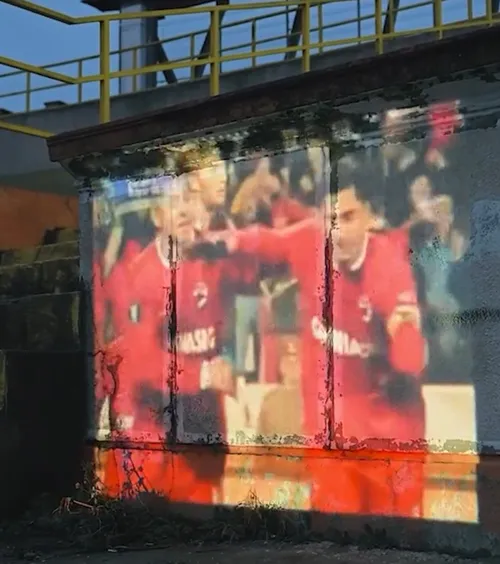 Acțiune specială la stadionul Dinamo    Imagini fabuloase  proiectate pe zidurile arenei + o fotografie istorică: „Buldozerele nu ne pot dărâma niciodată amintirile” 