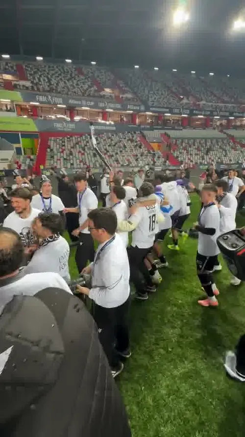Bucuria celor de la Vitoria Guimaraes după victoria din finala Cupei Ligii Portugaliei, scor 2-1. Foto: Captură Instagram, @vitoriasc_oficial
