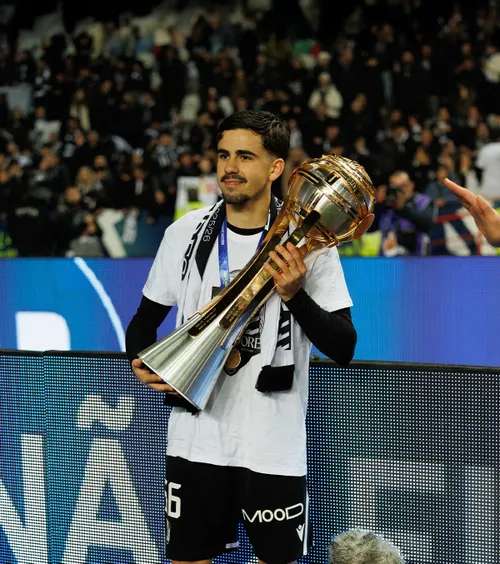 Tony Strata, primul trofeu    FOTO:  Echipa fotbalistului român a câștigat   Cupa Ligii Portugaliei  » Final tensionat de meci