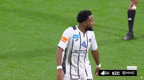 Abdullah Matuq, eliminat după ce a scuipat spre arbitru în Al-Taawon - Al-Shabab / foto: capturi Reddit/soccer