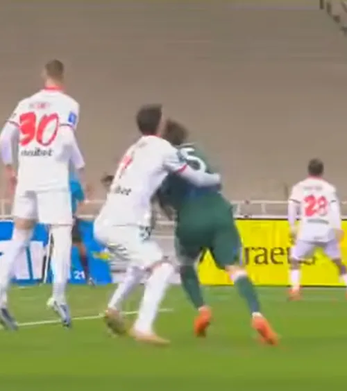 Gafa lui Andrei Ivan    FOTO:  Atacantul român   a comis penalty  în startul meciului cu Panathinaikos » Cifrele internaționalul în Grecia