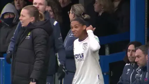 Estelle Cascarino nu a fost lăsată să joace în meciul Chelsea - West Ham 5-0. Foto: Captură „X”, @CFCWdaily