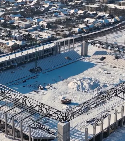 Arenă sub zăpadă  Imagini cu viitorul stadion   „Eroii Timișoarei”,  în plin șantier » Ar urma să fie inaugurat în 2026