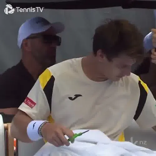 Camilo Ugo Carabelli se tunde de unul singur în mijlocul meciului. Foto: Captură „X”, @TennisTV