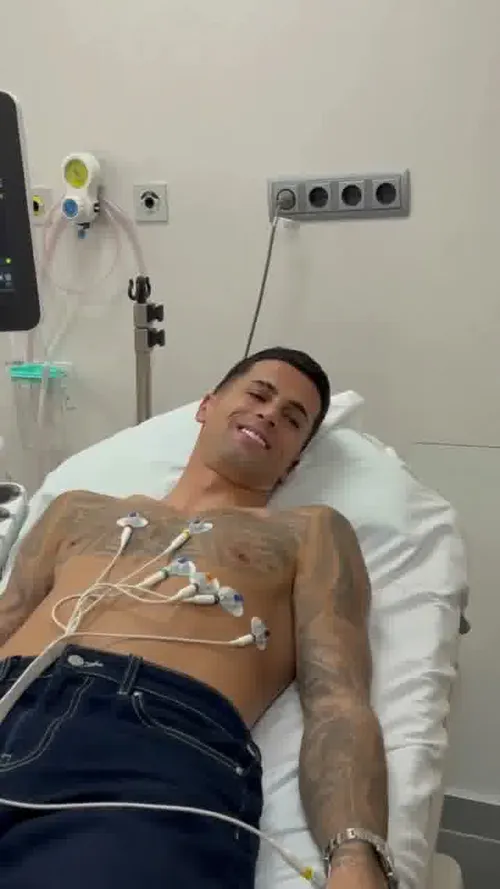 Joao Cancelo în timpul vizitei medicale. Foto: Captură Instagram, @fcbarcelona