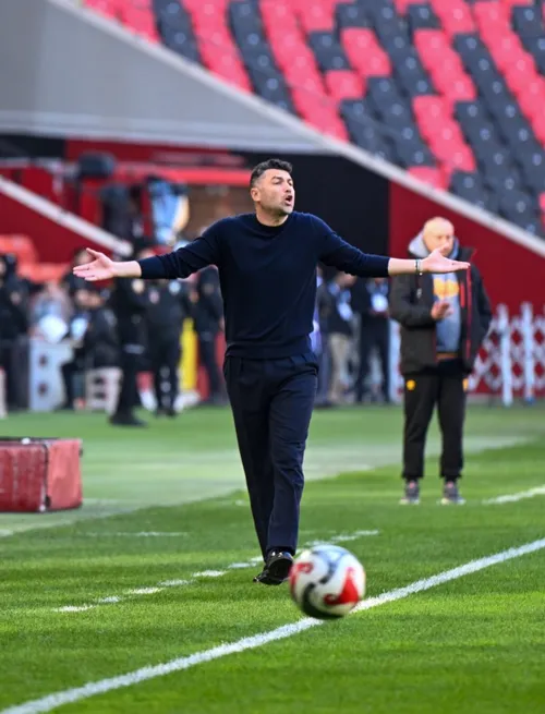 Ținut cu greu de Maxim și Sorescu    Burak Yilmaz,  antrenorul lui Gaziantep, a făcut o criză de nervi la meciul cu Kocaelispor
