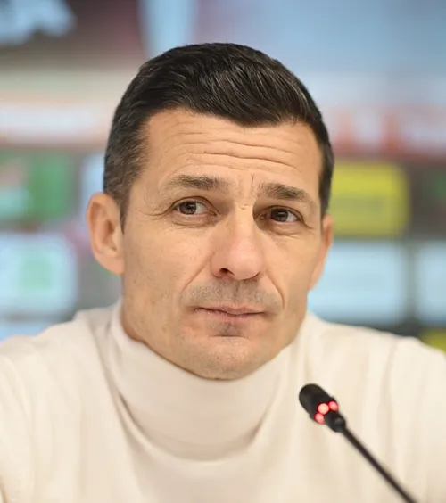 „Poate să plece oricine”  Gâlcă, despre transferurile de la Rapid »   Ce jucător așteaptă:  „Acoperă mai multe posturi”