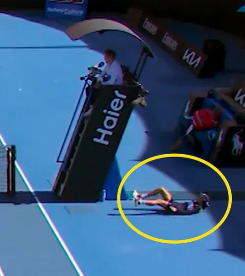 Panică la Australian Open    FOTO+VIDEO.   Un copil de mingi   a leșinat pe teren!  Cine i-a sărit imediat în ajutor