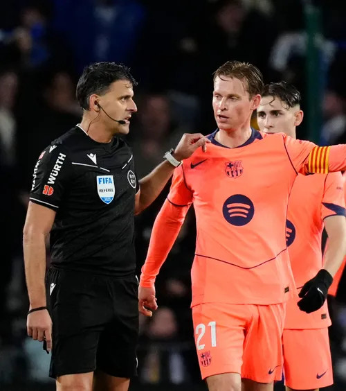 Furie la Barcelona  Catalanii se dezlănțuie la adresa arbitrului meciului cu Sociedad: „Te privește   de parcă ar fi mai presus de tine”