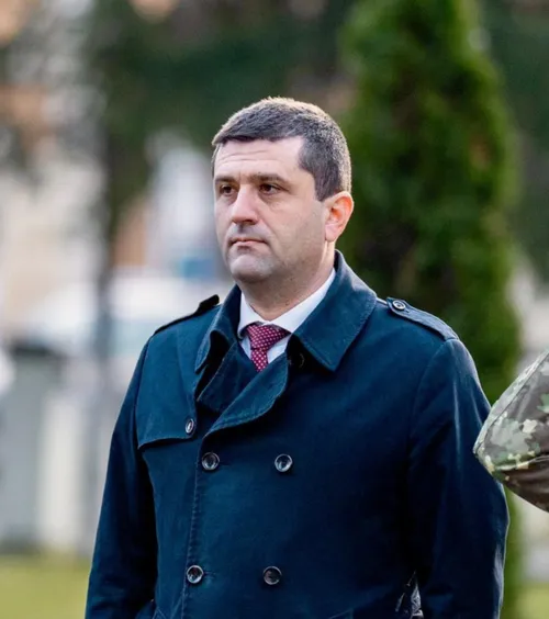 „Steaua, cea mai mare problemă”  Ministrul Apărării,   asaltat cu mesaje  pe tema promovării CSA în Liga 1 » A anunțat când va lua o decizie