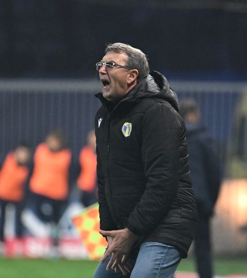 „A trecut luna cadourilor”    Eugen Neagoe  și-a pus la zid jucătorii după eșecul drastic cu U Craiova: „N-am lucrat pase la adversari la antrenament”