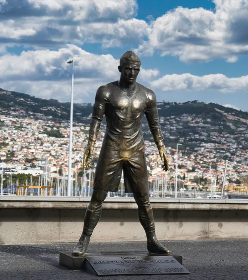 „E ultimul avertisment al lui Dumnezeu”  Un tânăr s-a filmat dând foc statuii lui   Cristiano Ronaldo.  Apoi a postat imaginile