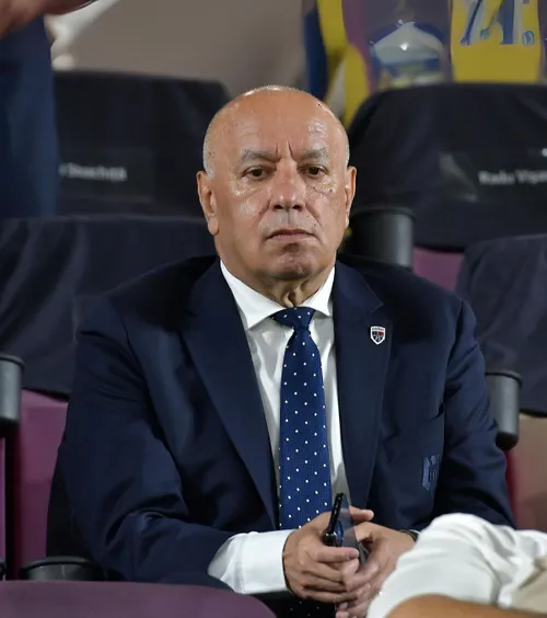 De ce nu se impun românii în străinătate  Legenda Universității Craiova   oferă o explicație:  „Părinții îi terorizează”