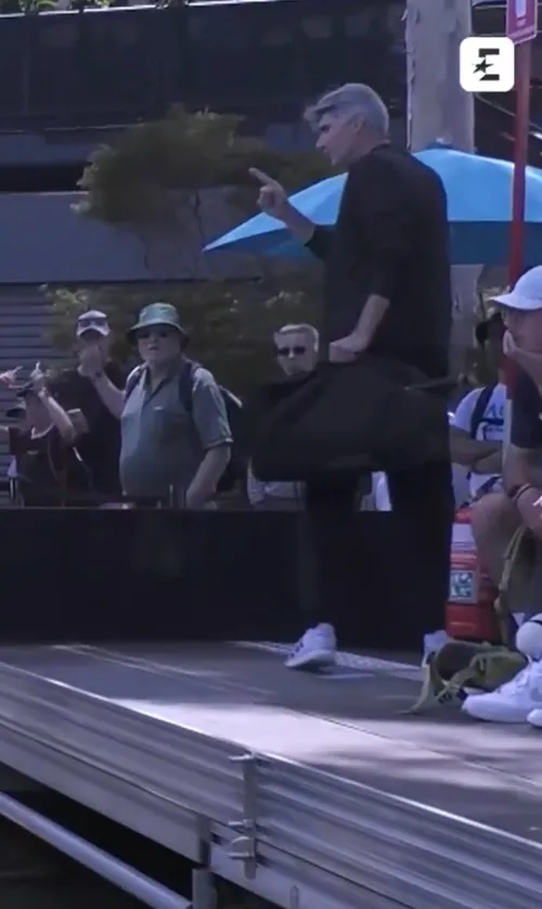 Momentul când antrenorul sportivei Elsa Jacquemot, Simon Blanc, a părăsit terenul în timpul meciului. Foto: Captură X/Ivan Aguilar