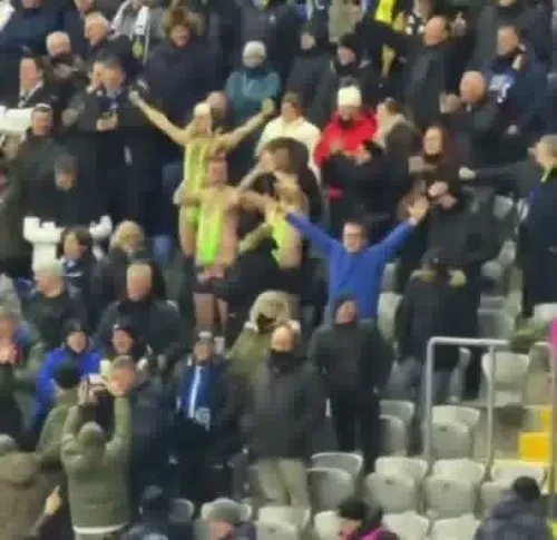 Trei suporteri ai Club Brugge s-au deghizat în celebrul costum de baie al personajului Borat. Foto: „X”, @FcBrugesArmy