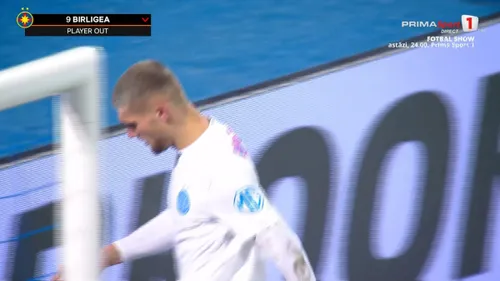 Daniel Bîrligea protestează după ce a fost scos de pe teren în meciul Dinamo Zagreb - FCSB. Captură: Prima Sport