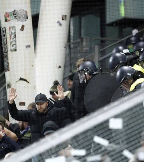 Haos în Europa League  Forțele de ordine   au intervenit de urgență , iar startul jocului a fost întârziat cu aproximativ o oră!