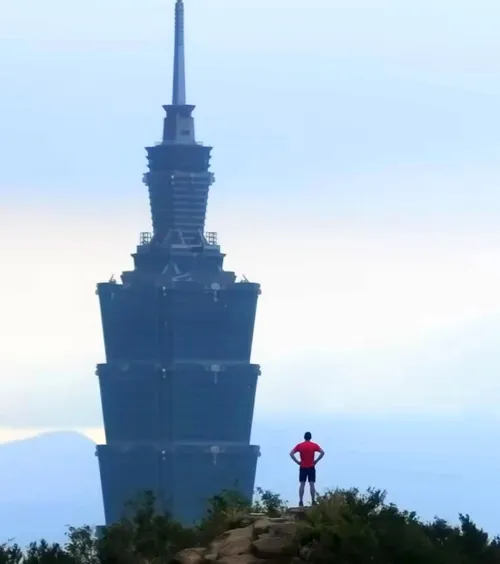 Își riscă viața în direct!  Va escalada clădirea de 508m fără protecție și   știe că poate muri!  Netflix, pusă la zid pentru live: „Decizie macabră”