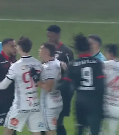 Trei cartonașe după un fault    FOTO.   Moment tensionat în   Hermannstadt - Dinamo  » Un jucător va rata următorul meci