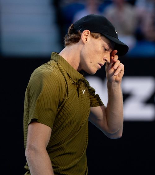 Sinner, la un pas să abandoneze!    FOTO.  Italianul a trecut prin momente de coșmar la Australian Open:   „Nu știu ce să fac!”