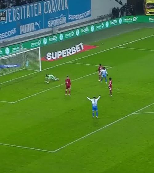Gafă de zile mari    FOTO.  Cel mai simplu gol, după   eroarea incredibilă a lui Andrei Miron  cu U Craiova! Etim a rămas singur cu portarul