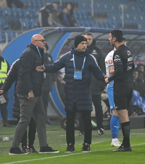 „A vrut să-mi arate cine e șeful”     Leo Grozavu,  furios pe arbitrajul din Bănie: „Se repezea la noi de zici că voia să ne bată!”