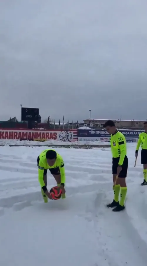 Arbitrul din Turcia a verificat gazonul, deși zăpada avea 30 de centimetri